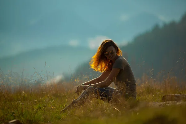 Einem Strahlend Sonnigen Sommertag Sitzt Das Mädchen Auf Dem Gras — Stockfoto