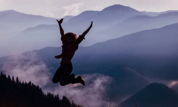 Menina Saltando Sobre Grama Verde Contra Fundo Céu Nuvens — Fotografia de Stock