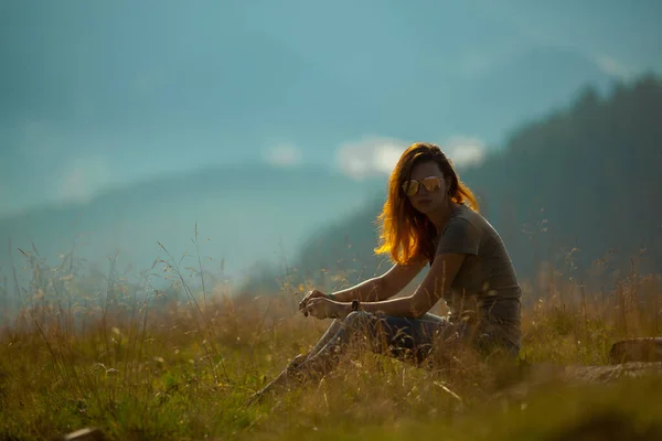 Einem Strahlend Sonnigen Sommertag Sitzt Das Mädchen Auf Dem Gras — Stockfoto