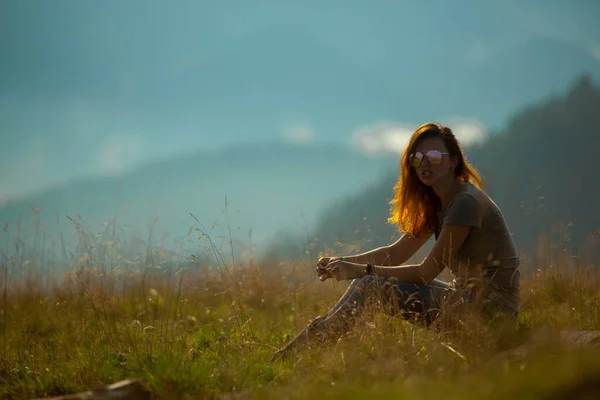 Einem Strahlend Sonnigen Sommertag Sitzt Das Mädchen Auf Dem Gras — Stockfoto