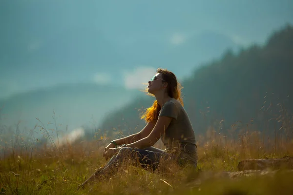 Einem Strahlend Sonnigen Sommertag Sitzt Das Mädchen Auf Dem Gras — Stockfoto