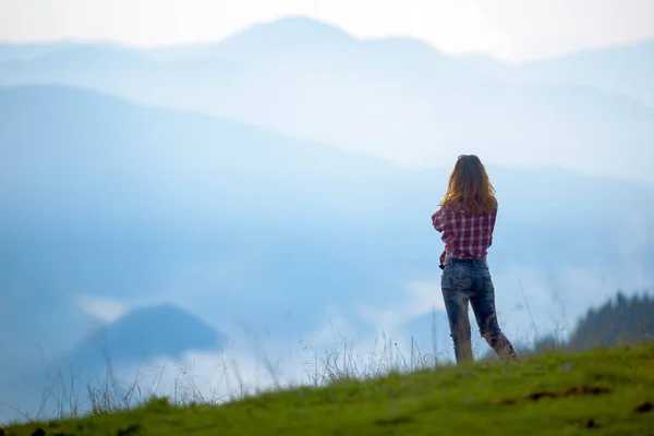 Menina Turista Alta Nas Montanhas Sol Pôr Sol Nevoeiro Topos — Fotografia de Stock