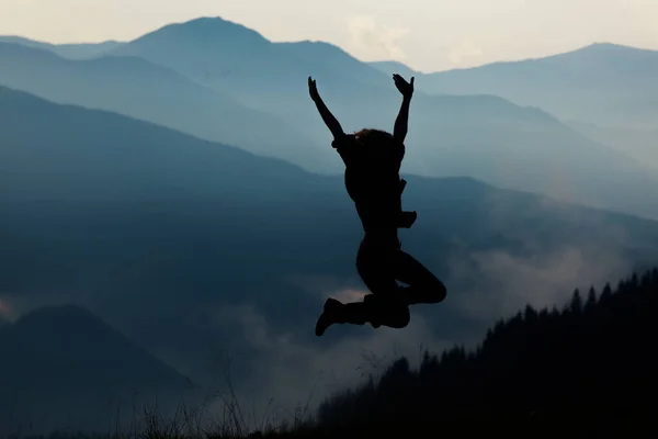 Ragazza Saltando Sopra Erba Verde Sullo Sfondo Del Cielo Nuvole — Foto Stock