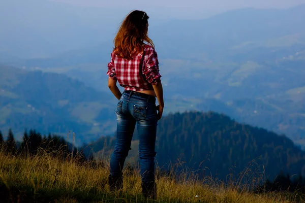 Mädchen Touristin Hoch Den Bergen Sonnenuntergang Sonne Nebelspitzen Der Karpaten — Stockfoto