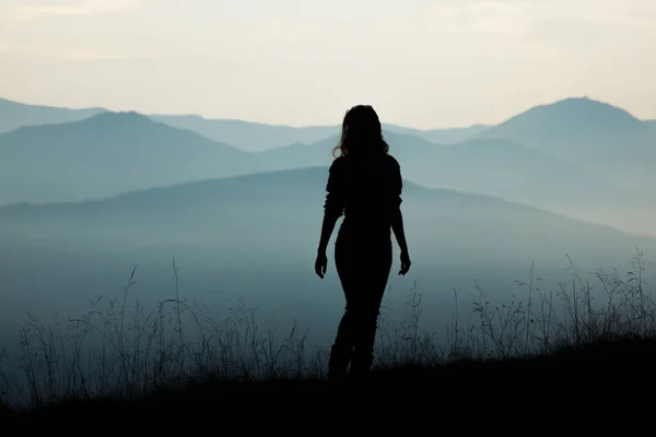 Mädchen Touristin Hoch Den Bergen Sonnenuntergang Sonne Nebelspitzen Der Karpaten — Stockfoto