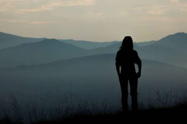 Ragazza Turista Alta Montagna Tramonto Sole Nebbia Cime Dei Carpazi — Foto Stock