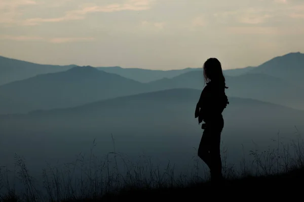 Menina Turista Alta Nas Montanhas Sol Pôr Sol Nevoeiro Topos — Fotografia de Stock