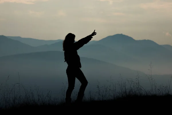 Mädchen Touristin Hoch Den Bergen Sonnenuntergang Sonne Nebelspitzen Der Karpaten — Stockfoto