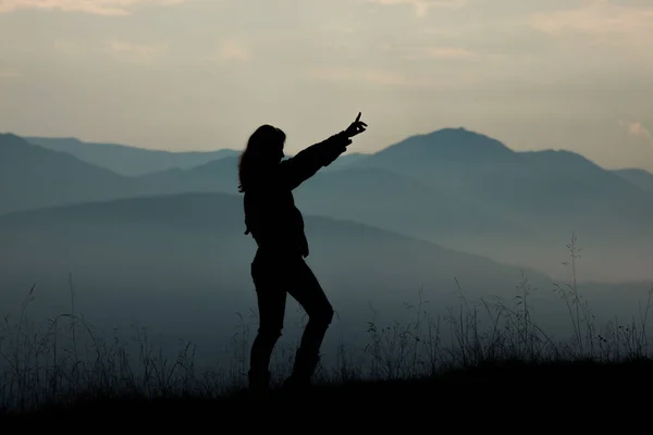 Ragazza Turista Alta Montagna Tramonto Sole Nebbia Cime Dei Carpazi — Foto Stock