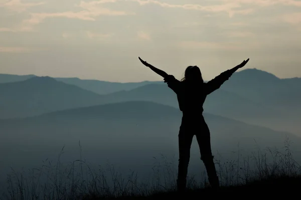 Menina Turista Alta Nas Montanhas Sol Pôr Sol Nevoeiro Topos — Fotografia de Stock