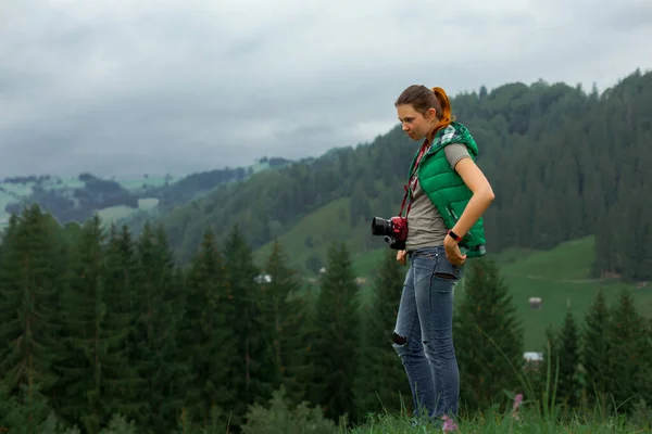 Chica Fotógrafa Las Montañas Dispara Paisaje Fondo Día Nublado — Foto de Stock