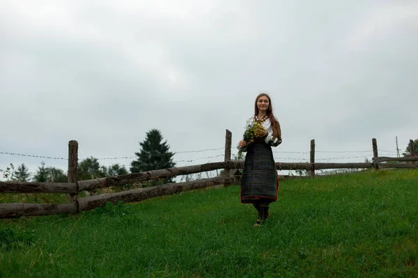 Menina Bordado Com Buquê Flores Silvestres Caminha Longo Grama Verde — Fotografia de Stock