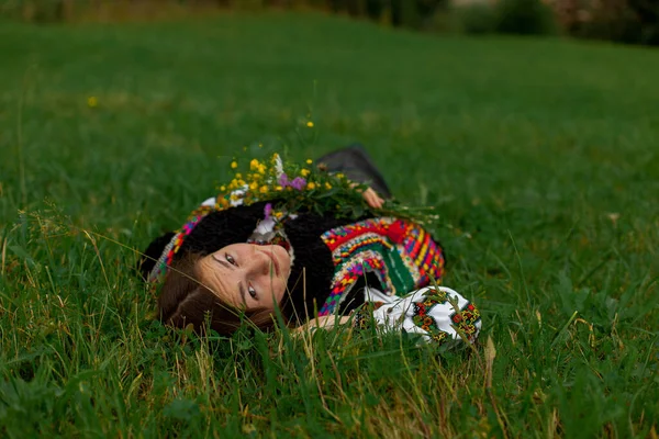 Dziewczyna Hafcie Leży Zrelaksowany Zielonej Trawie Zdjęcie Poziomu Trawy — Zdjęcie stockowe