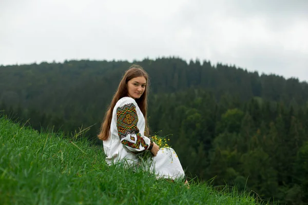 Menina Com Cabelo Solto Bordado Com Buquê Flores Silvestres Senta — Fotografia de Stock