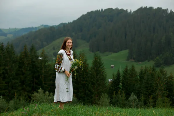 Chica Bordado Con Ramo Flores Silvestres Encuentra Hierba Verde Las —  Fotos de Stock