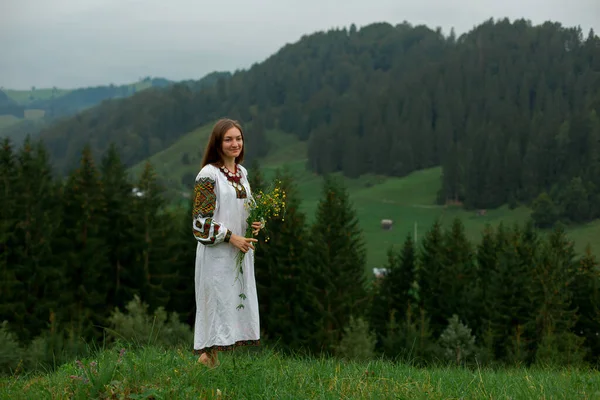 Chica Bordado Con Ramo Flores Silvestres Encuentra Hierba Verde Las —  Fotos de Stock