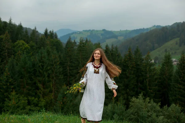 Bir Buket Kır Çiçeğiyle Nakış Işlemeli Gevşek Saçlı Kız Karpatya — Stok fotoğraf