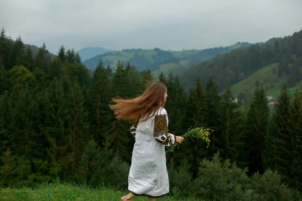 Дівчина Розпущеним Волоссям Вишивці Букетом Польових Квітів Щасливо Біжить Уздовж — стокове фото