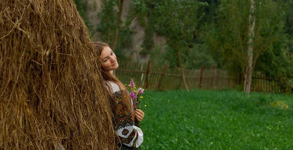 Dziewczyna Luźnymi Włosami Bukietem Dzikich Kwiatów Stoi Przy Stogu Siana — Zdjęcie stockowe