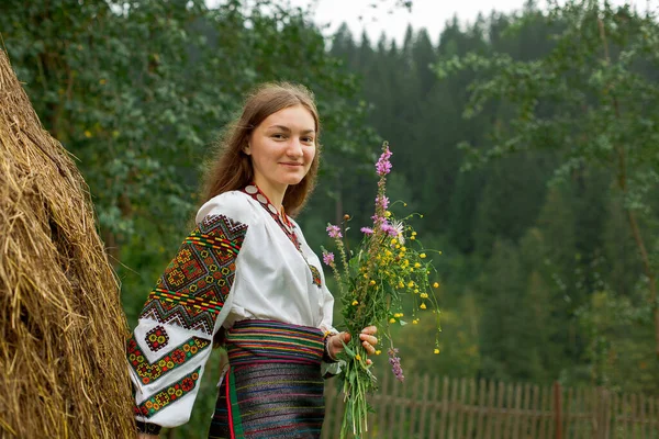 Dziewczyna Luźnymi Włosami Bukietem Dzikich Kwiatów Stoi Przy Stogu Siana — Zdjęcie stockowe