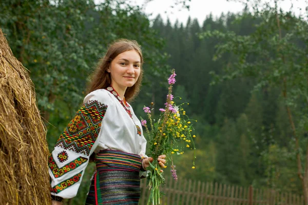 Dziewczyna Luźnymi Włosami Bukietem Dzikich Kwiatów Stoi Przy Stogu Siana — Zdjęcie stockowe