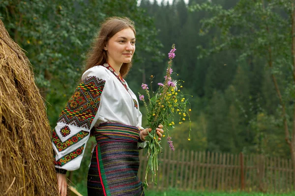 Flicka Med Löst Hår Med Bukett Vilda Blommor Står Vid — Stockfoto