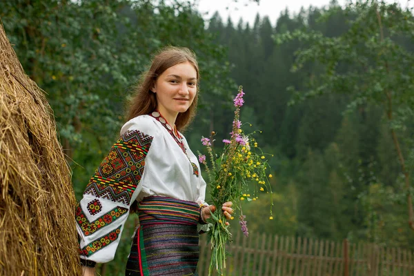 Dziewczyna Luźnymi Włosami Bukietem Dzikich Kwiatów Stoi Przy Stogu Siana — Zdjęcie stockowe