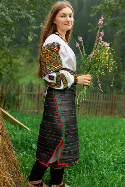 Chica Con Pelo Suelto Con Ramo Flores Silvestres Encuentra Junto —  Fotos de Stock