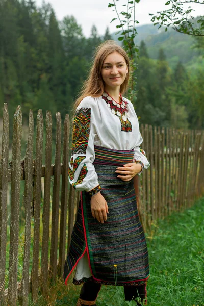 Chica Con Pelo Suelto Con Ramo Flores Silvestres Encuentra Una —  Fotos de Stock