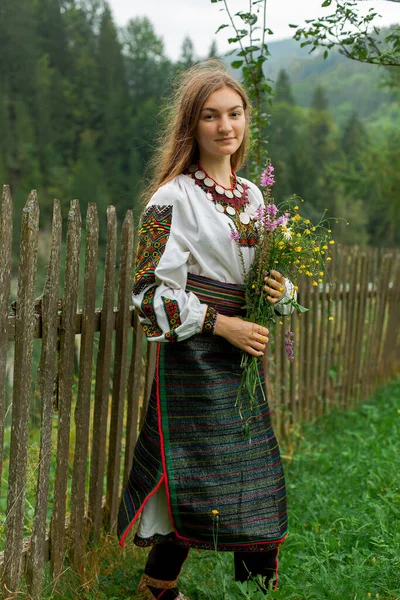 Chica Con Pelo Suelto Con Ramo Flores Silvestres Encuentra Una —  Fotos de Stock