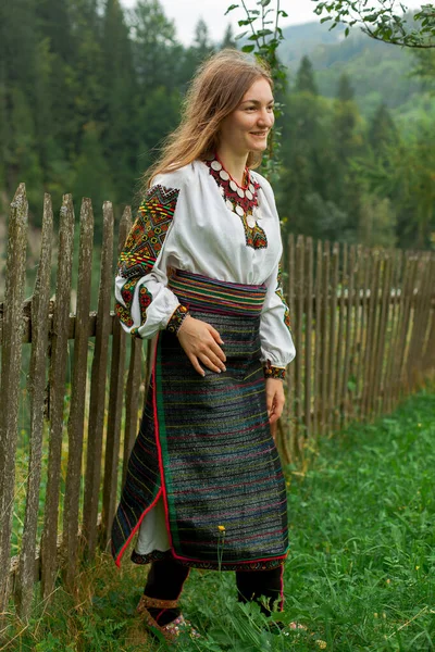 Chica Con Pelo Suelto Con Ramo Flores Silvestres Encuentra Una —  Fotos de Stock