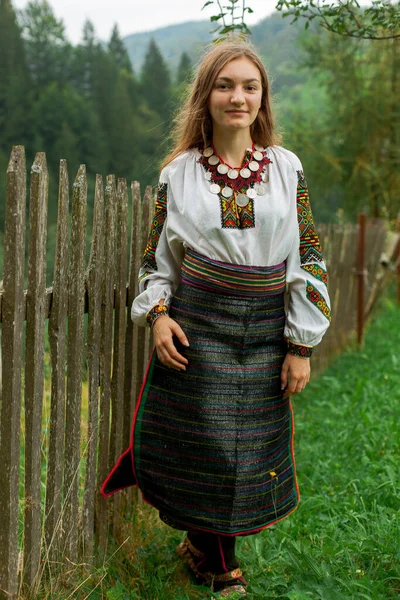 Chica Con Pelo Suelto Con Ramo Flores Silvestres Encuentra Una —  Fotos de Stock