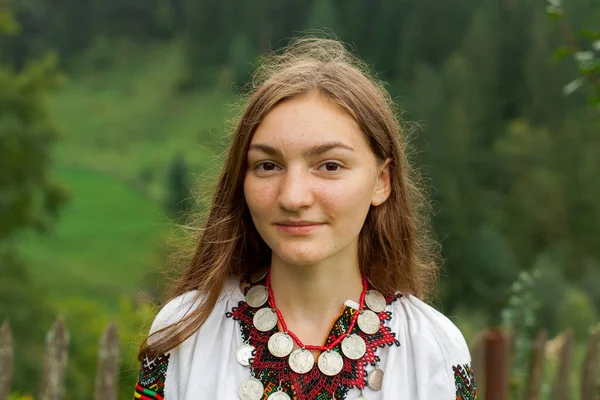 Portret Meisje Borduurwerk Karpaten Oude Stijl — Stockfoto
