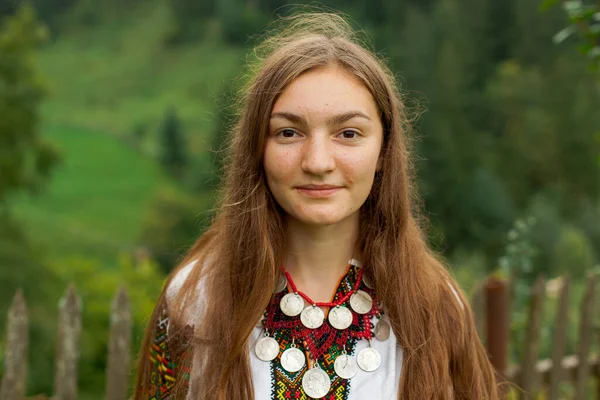 Retrato Chica Bordado Estilo Antiguo Los Cárpatos —  Fotos de Stock