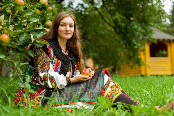 Dívka Zralým Jablkem Výšivce Sedí Zelené Trávě Pod Jabloní — Stock fotografie