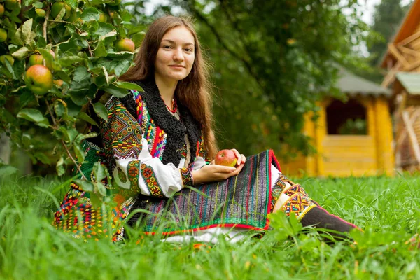 Dívka Zralým Jablkem Výšivce Sedí Zelené Trávě Pod Jabloní — Stock fotografie