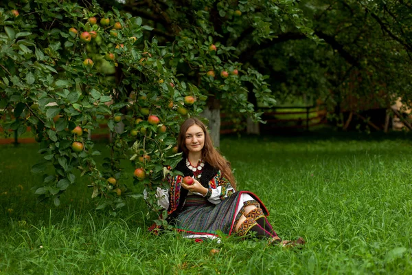 Дівчина Стиглим Яблуком Вишивці Сидить Зеленій Траві Під Яблунею — стокове фото