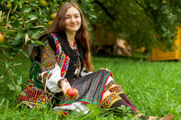 Dziewczyna Dojrzałym Jabłkiem Hafcie Siedzi Zielonej Trawie Pod Jabłonią — Zdjęcie stockowe