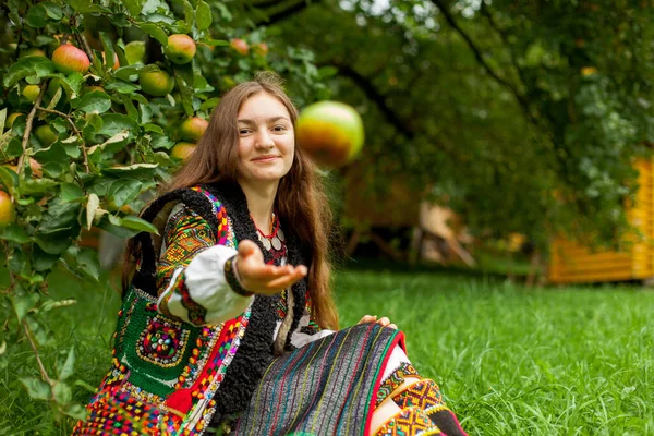 Chica Con Una Manzana Madura Bordado Sienta Hierba Verde Bajo —  Fotos de Stock