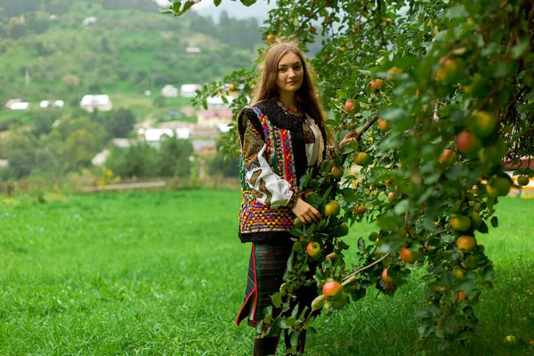 Dziewczyna Hafcie Stoi Trawie Pod Jabłonią Tle Górskiej Wioski — Zdjęcie stockowe