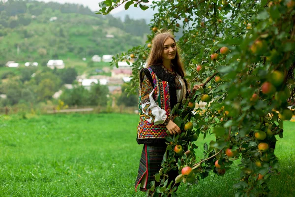 Flicka Broderi Står Gräset Ett Äppelträd Mot Bakgrund Bergsby — Stockfoto