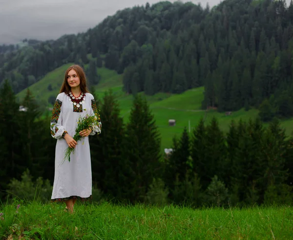 Lány Hímzés Egy Csokor Vadvirág Áll Mezítláb Zöld Kárpátok Hegyek — Stock Fotó