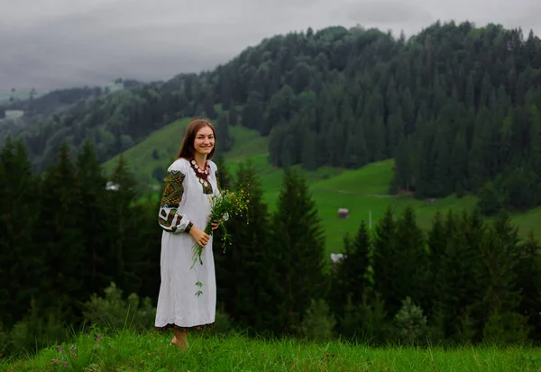 Dívka Výšivce Kyticí Divokých Květin Stojí Bosá Zelené Trávě Karpatských — Stock fotografie