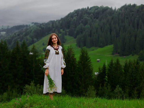 Menina Bordado Com Buquê Flores Silvestres Fica Descalço Grama Verde — Fotografia de Stock