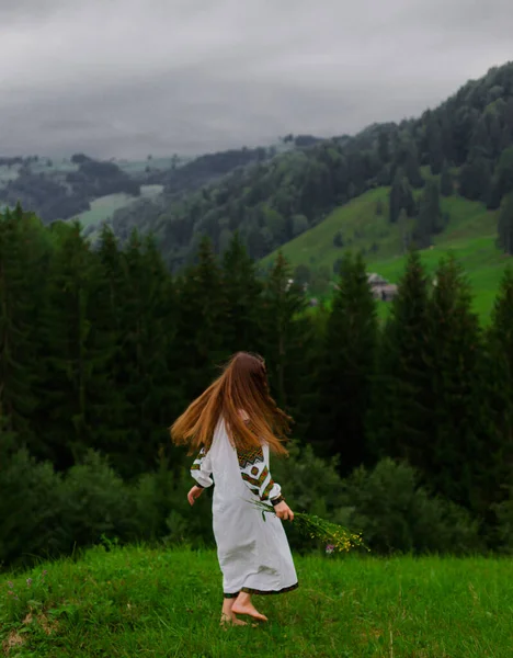 Chica Con Pelo Suelto Bordado Con Ramo Flores Silvestres Felizmente —  Fotos de Stock