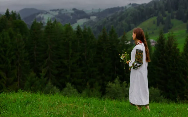 Chica Bordado Con Ramo Flores Silvestres Encuentra Hierba Verde Las —  Fotos de Stock