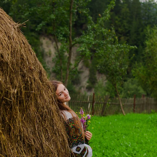 Dívka Volnými Vlasy Kyticí Divokých Květin Stojí Kupky Sena — Stock fotografie