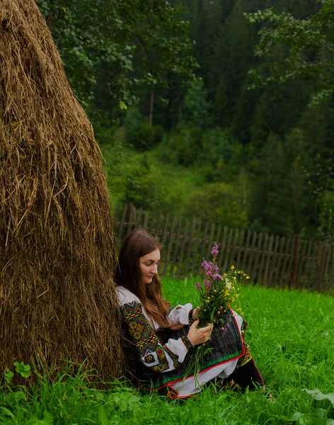 Girl Loose Hair Bouquet Wildflowers Sits Her Back Haystack — Stock Photo, Image