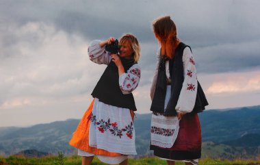 Ukrayna nakışı işlemeli fotoğrafçı duygusal neşeli kız Karpatlar 'ın yüksek dağlarında yaz fotoğraflarında bir model.
