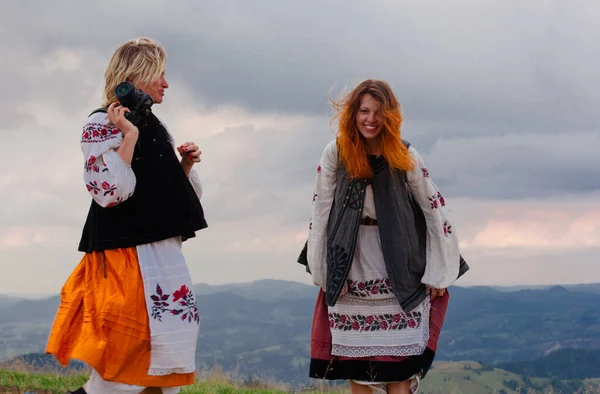 Dwie Emocjonalnie Wesołe Dziewczyny Ukraińskim Haftem Ubrania Wysoko Karpatach Górach — Zdjęcie stockowe
